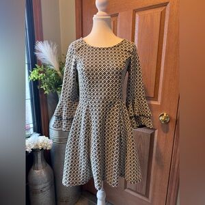 MY MICHELLE Woman’s Size M Black & White Geometric Ruffled Bell Sleeve Dress EUC